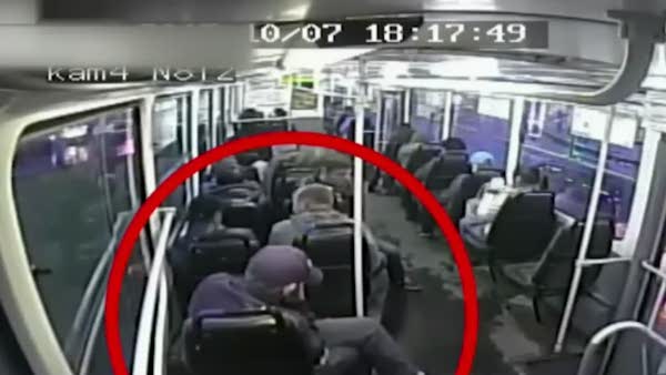 Otobüste uyandırılan adam üç kişiyi dövdü
