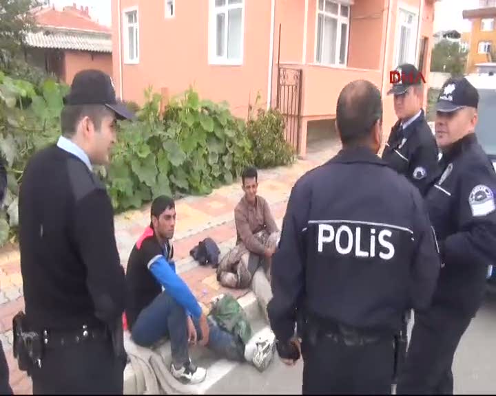 Bulgar polisi, 2 kaçağı dövüp Türkiye sınırına attı