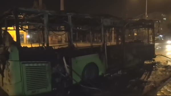 Yüzleri maskeli grup yolcu otobüsü yaktı