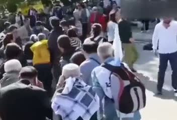 Katliamda gülerek poz verdi!