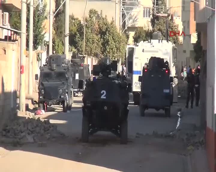 Teröristler güvenlik güçlerine bombalarla saldırdı