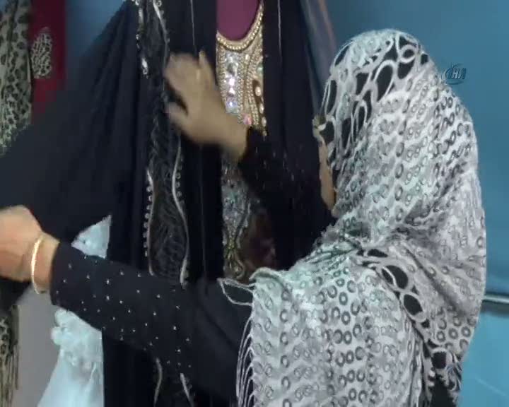 Suriyeli tasarımcılar çadırda elbise tasarlıyor