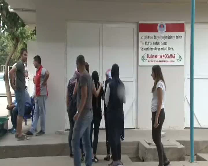 Acılı aileye mezarlıkta cenaze şoku