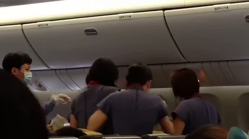 Uçak yolculuğu sırasında doğum yapan kadın