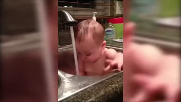 Mutfakta yıkanan bebek