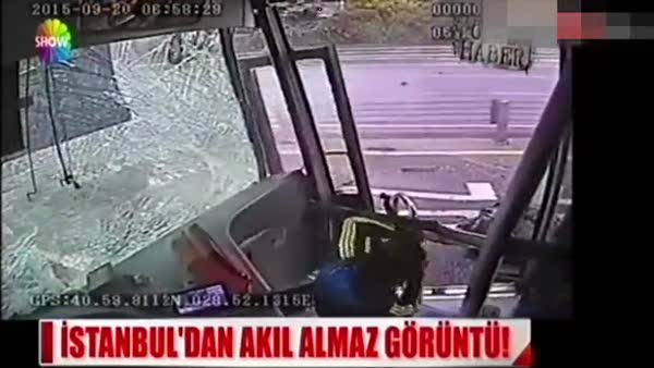 Bakırköy'de cip metrobüsle kafa kafaya çarpıştı