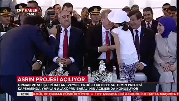 Cumhurbaşkanı Erdoğan, küçük kızla sohbet etti