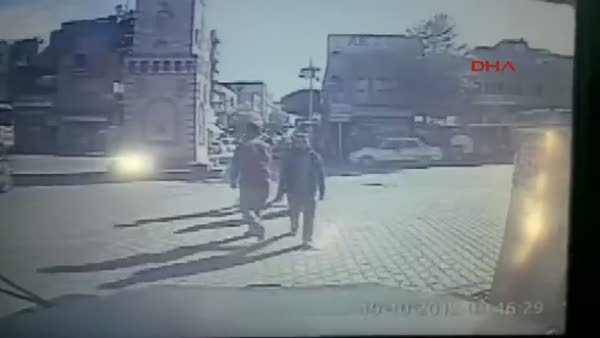 Viranşehir'de zırhlı aracı öpen vatandaş kameraya yansıdı