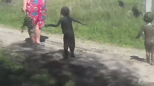 Çamurla oynamayı abartan çocuklar