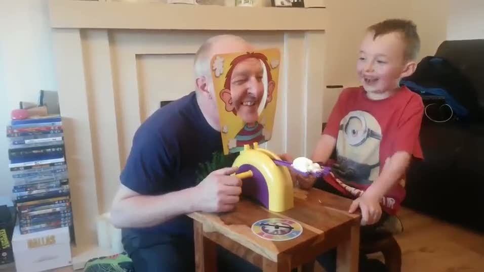 Baba ile oğulun gülme krizine sokan oyunu