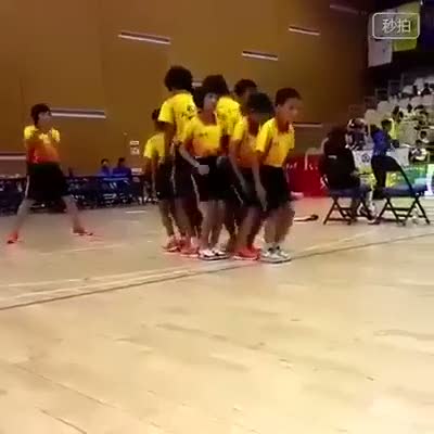 Robot gibi ip atlayan çocuklar