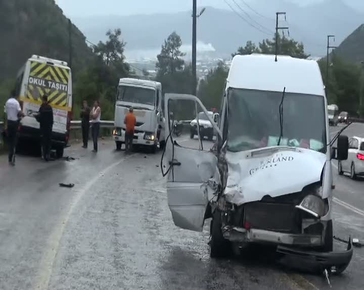 Öğrenci servisi, işçi servisiyle çarpıştı: 13 yaralı
