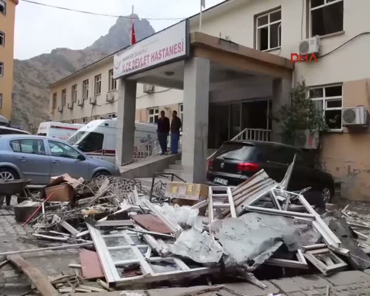 Şemdinli'de bomba yüklü araçla saldırı