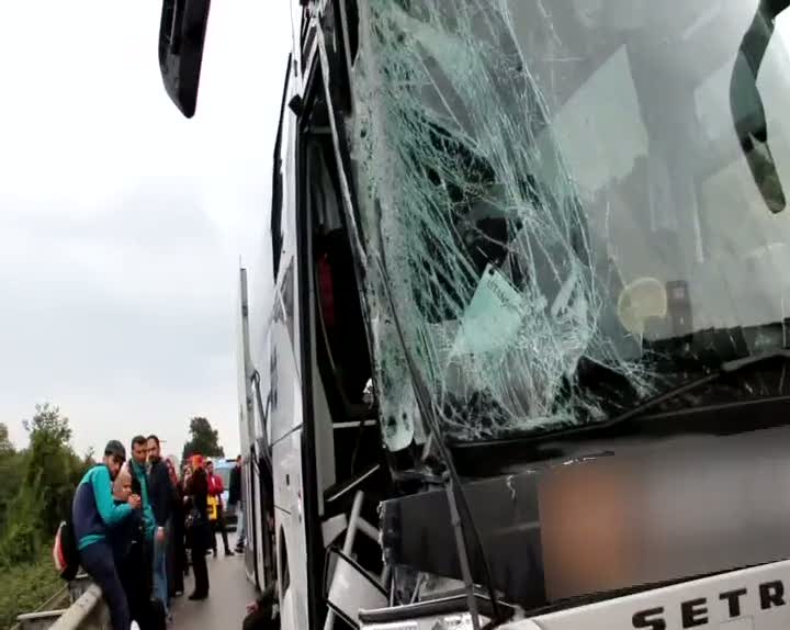 Otobüs 3 aracı biçti: 3 yaralı