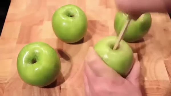 Dört yeşil elmadan öyle bir tatlı yaptı ki...
