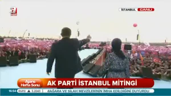 Başbakan Davutoğlu miting alanına böyle çıktı!