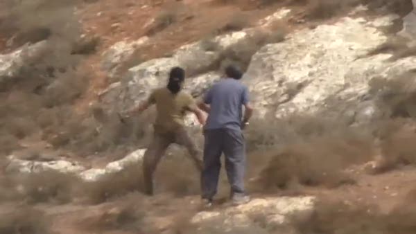Eli bıçaklı İsrailli, Filistinlilere yardım edenlere saldırdı