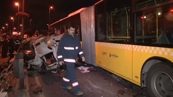 Otomobil metrobüsle çarpıştı: 5 kişi hayatını kaybetti