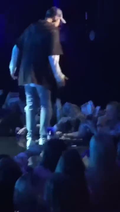 Justin Bieber hayranlarına sinirlenip sahneyi terk etti