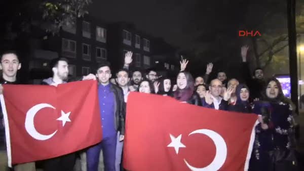 Vatandaşlar İngiltere'de BBC önünde kutlama yaptı