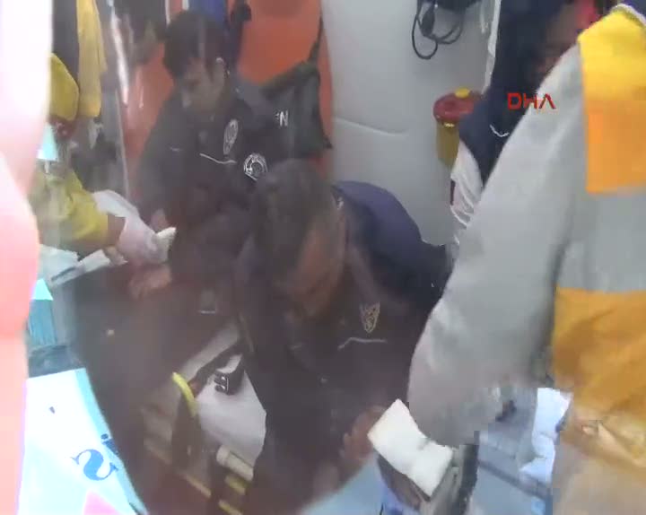 Eşini öldüren adam 3 polisi yaraladı