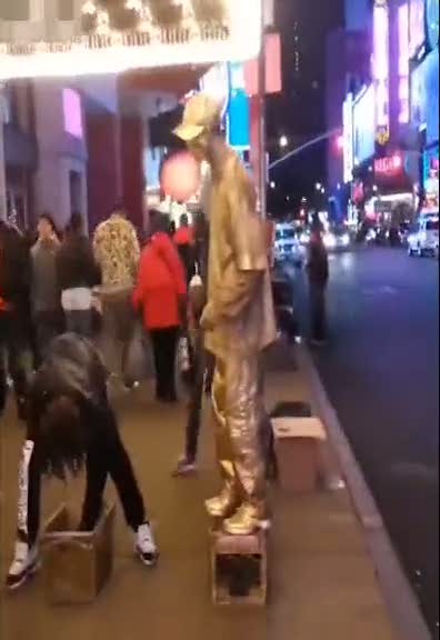 Sokak sanatçısı paralarını tekmesiyle korudu