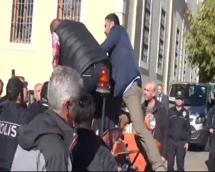 Adliye önünde kendini kesti