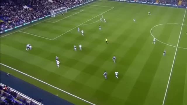 Atılan gole sevinen hakem