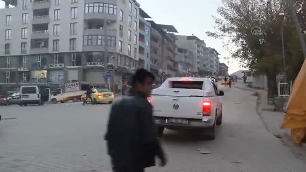 Şemdinli'de halk barikat kuran PKK'lıları taşla kovaladı