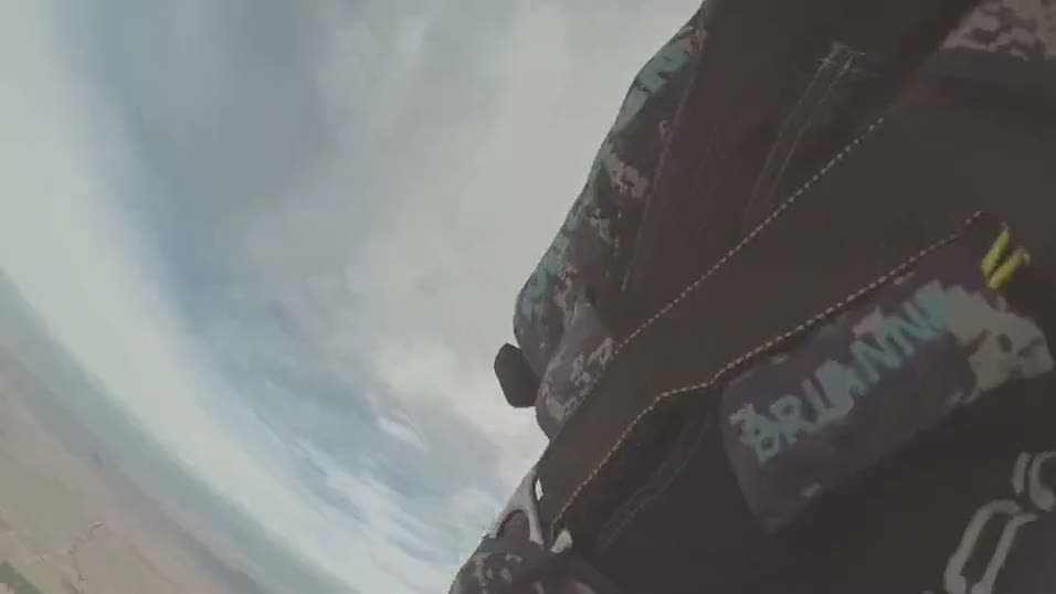 Havadayken kendi paraşütünü ateşe verdi