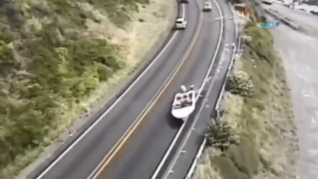 Tekneye çarpıp uçuruma yuvarlandı