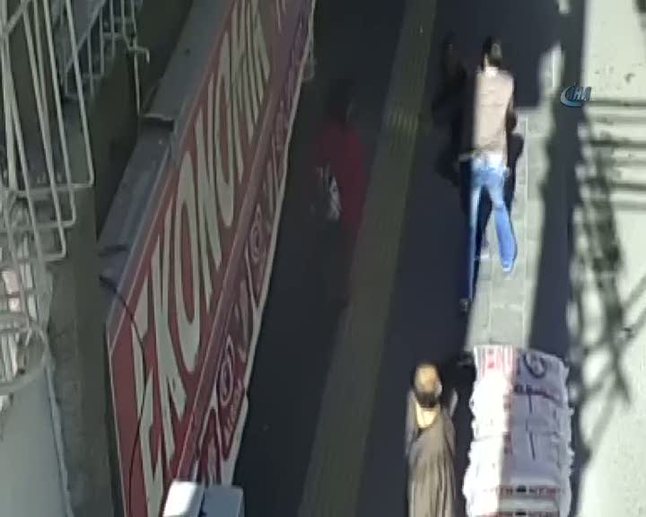 Sapık sokak ortasında kadına saldırdı, vatandaş böyle seyretti