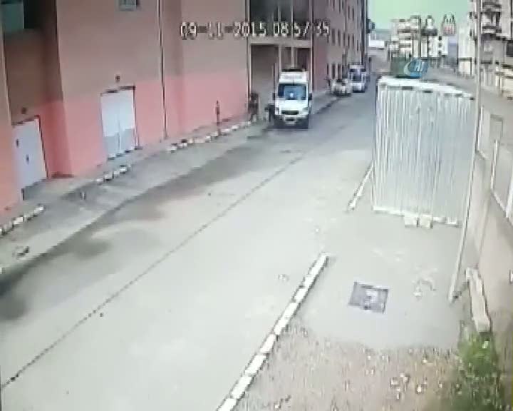 Teröristlerin hastaneyi vurma anı kamerada