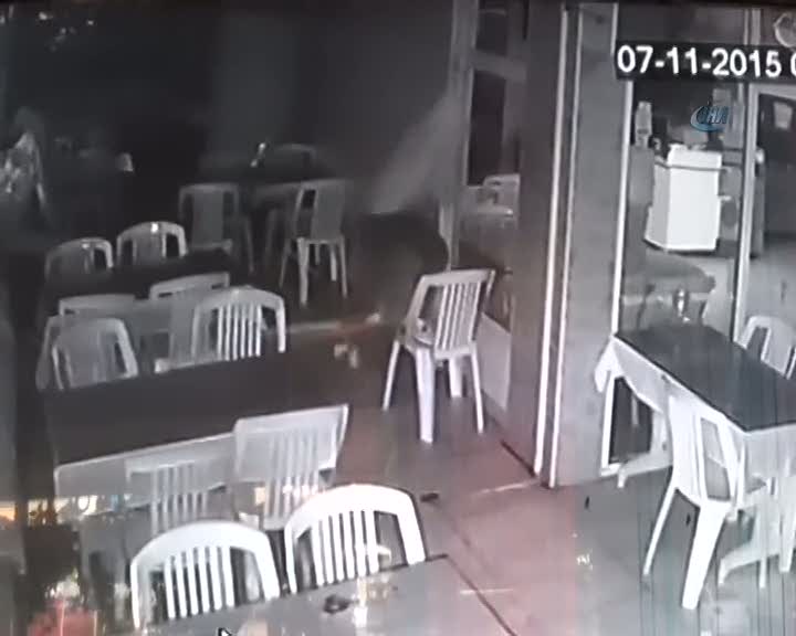 Parayı bulan hırsızların sevinci güvenlik kamerasında