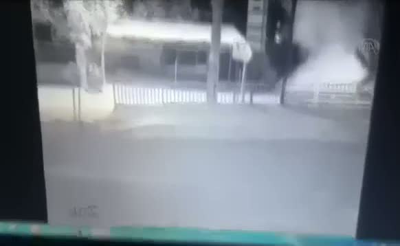 Polis aracına roketli saldırı kameraya böyle yansıdı