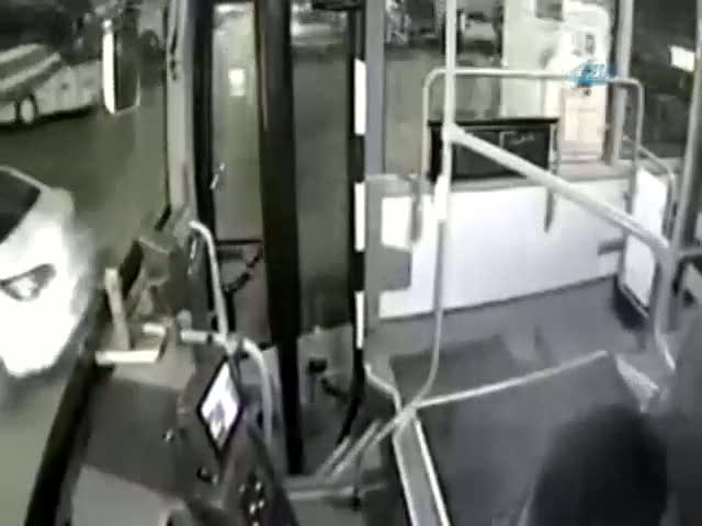 Otobüsün çarptığı genç: 