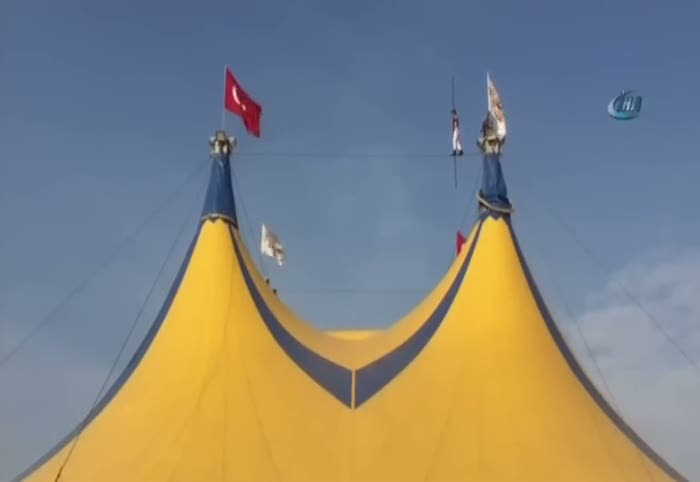 İp üzerinde tehlikeli gösteri