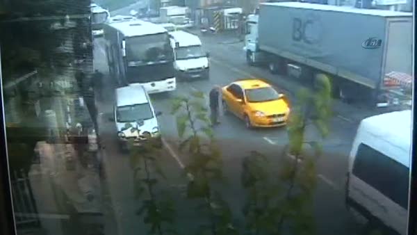 Otomobilin çarptığı yaşlı adam havaya fırladığı kaza kamerada