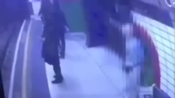 Londra'da çarşaflı kadını metronun önüne itti