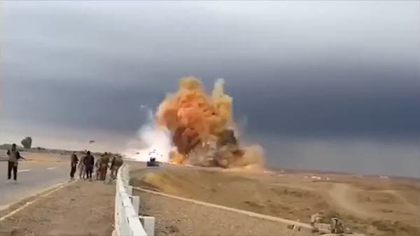 Bomba yüklü aracın patlama anı kamerada