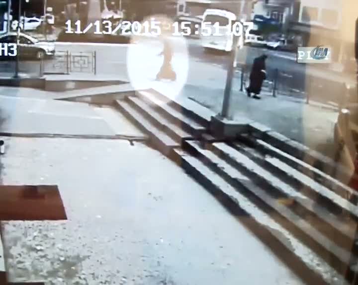 Çarşaflı soyguncu güvenlik kamerasında