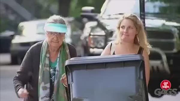 Yaşlı kadın çöp kamyonuna böyle düştü!
