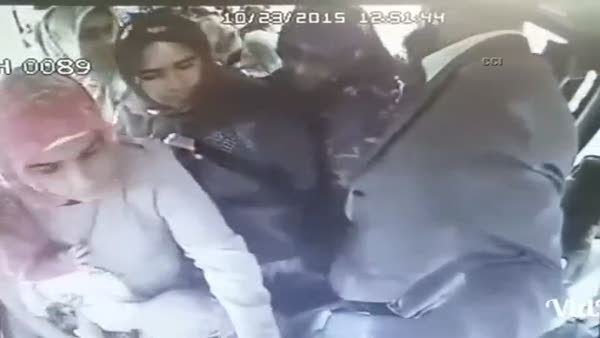 Yankesici kadınlar güvenlik kamerasına yakalandı