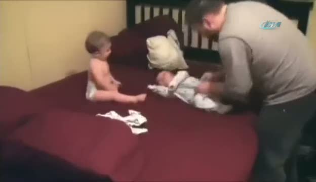 Rahat durmayan ikiz bebekler