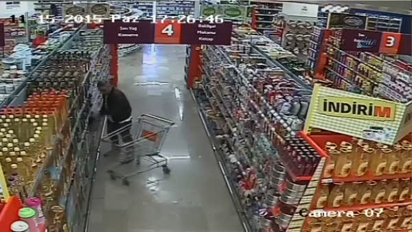 Market soyguncuları kameraya yakalandı