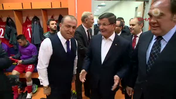 Başbakan Davutoğlu, millileri soyunma odasında ziyaret etti