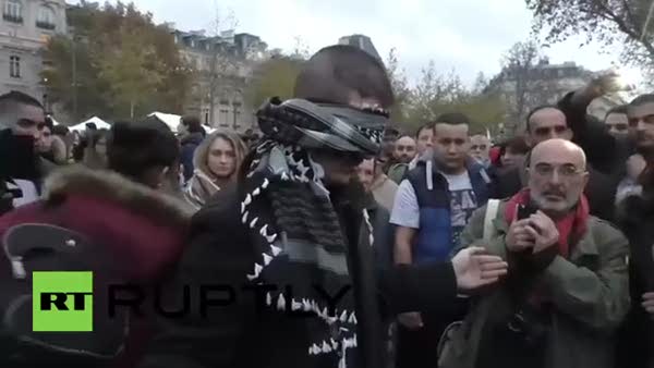 Paris'te müslüman gençten anlamlı eylem