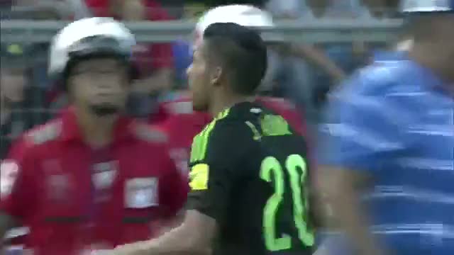 Maçta ayağını 4 yerinden birden kırdılar