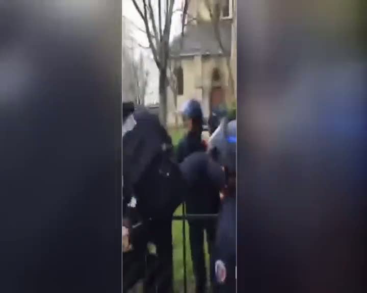 Fransız polisi kiliseye baskın düzenledi