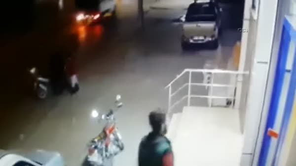 PKK'lı teröristlerin market müşterilerine bomba atma anı kamerada
